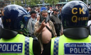 Polícia britânica detém 595 pessoas em protestos e contraprotestos