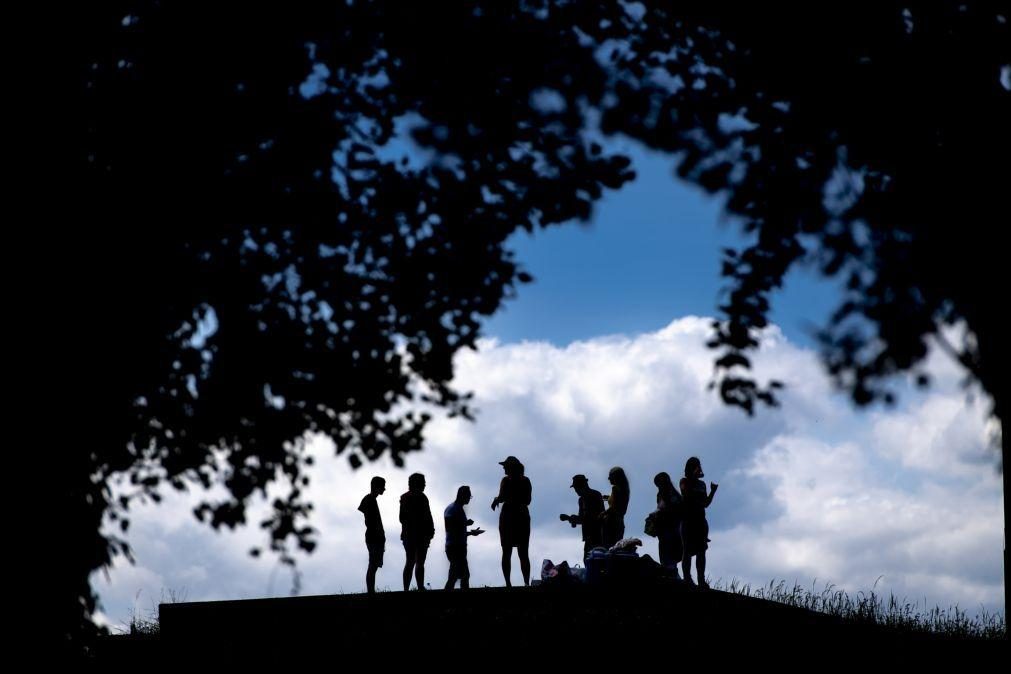 Humanos envelhecem muito em duas fases, aos 44 e aos 60 anos, segundo um estudo