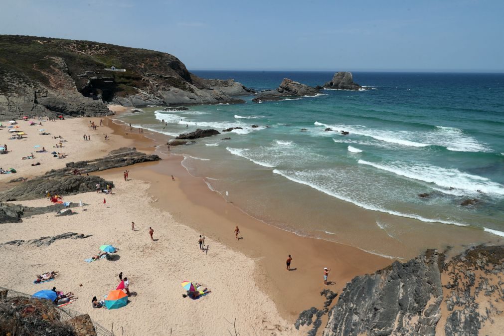 Zambujeira do Mar interdita a banhos devido a contaminação microbiológica da água