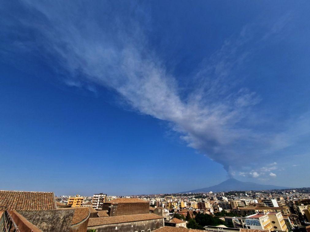 Vulcão Etna entra em atividade e encerra aeroporto na Sicília