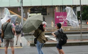 Tufão Ampil afasta-se do Japão sem ter causado grandes danos