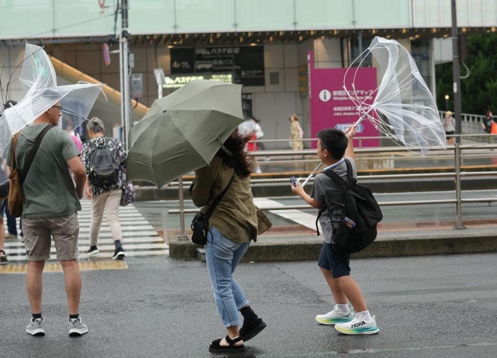 Tufão Ampil afasta-se do Japão sem ter causado grandes danos