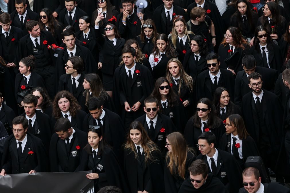 Estudantes deslocados com bolsa vão receber apoio de 40 euros por mês para deslocações