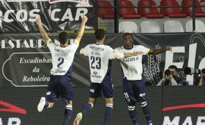 Famalicão vence na Amadora e iguala líderes da I Liga