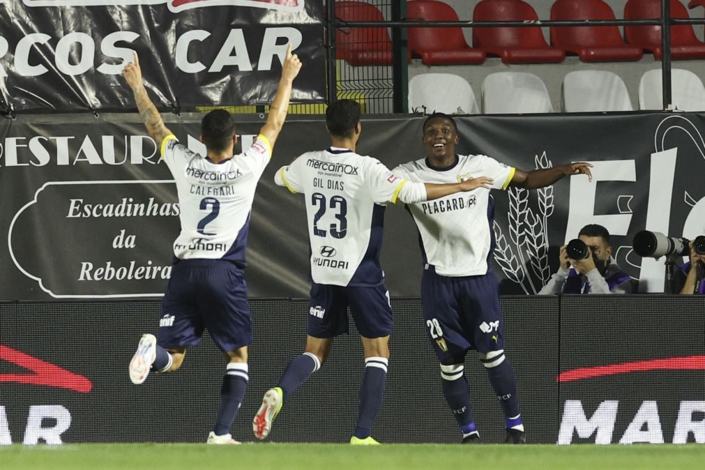 Famalicão vence na Amadora e iguala líderes da I Liga