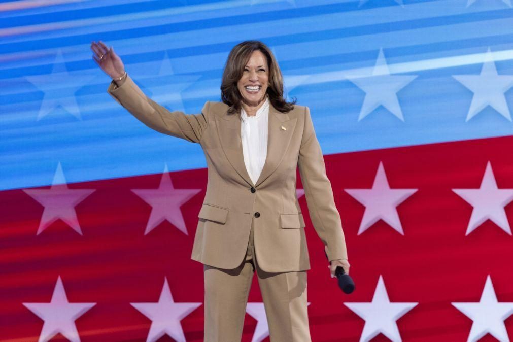 Kamala Harris homenageia Biden em primeira aparição na convenção democrata