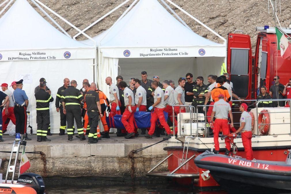 Mais um corpo retirado do iate naufragado ao largo da Sicília