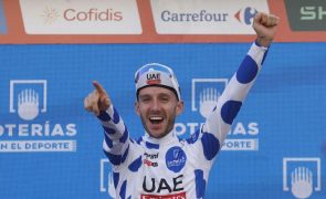 Vuelta: Adam Yates vence etapa 'louca' com ataque a 58 quilómetros