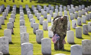 Exército dos EUA repreende equipa de Trump por altercação no Cemitério Arlington