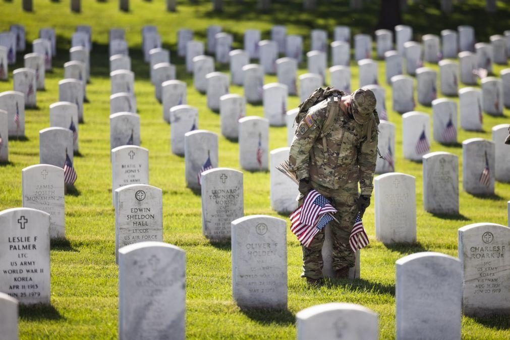 Exército dos EUA repreende equipa de Trump por altercação no Cemitério Arlington