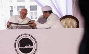 Papa e grande imã de Istiqlal juntos no túnel que liga mesquita a catedral