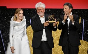 Almodóvar ganha Leão de Ouro em Veneza com 'The Room Next Door'