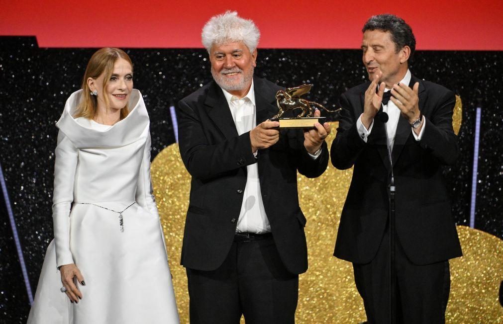 Almodóvar ganha Leão de Ouro em Veneza com 'The Room Next Door'