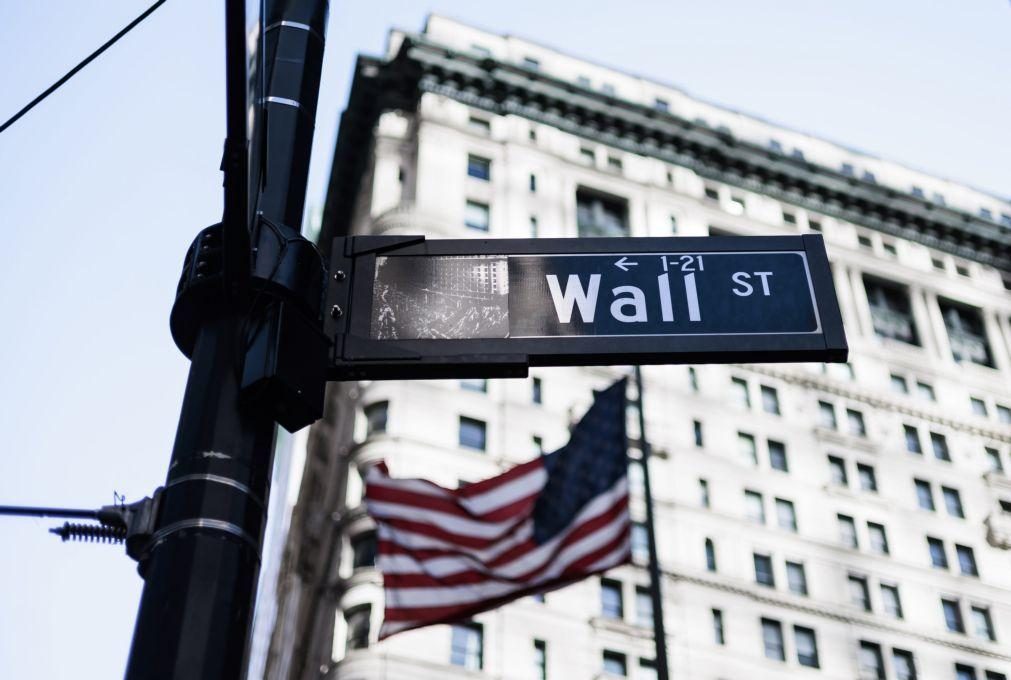 Wall Street fecha em alta graças a indicadores e procura de ações em saldo