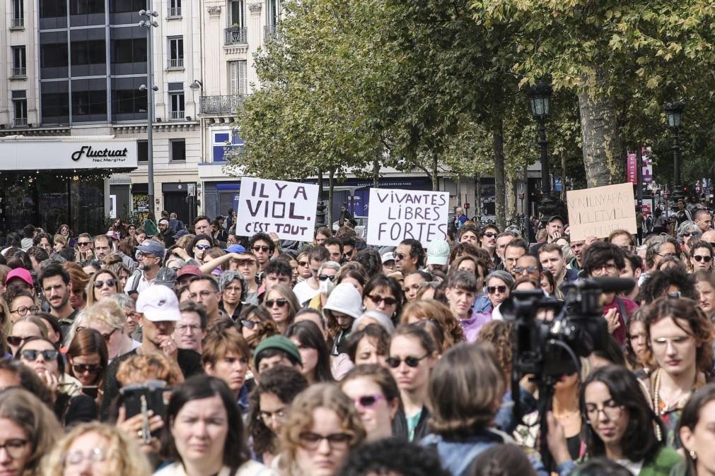 Milhares manifestam-se em Paris para apoiar mulher violada por dezenas de homens