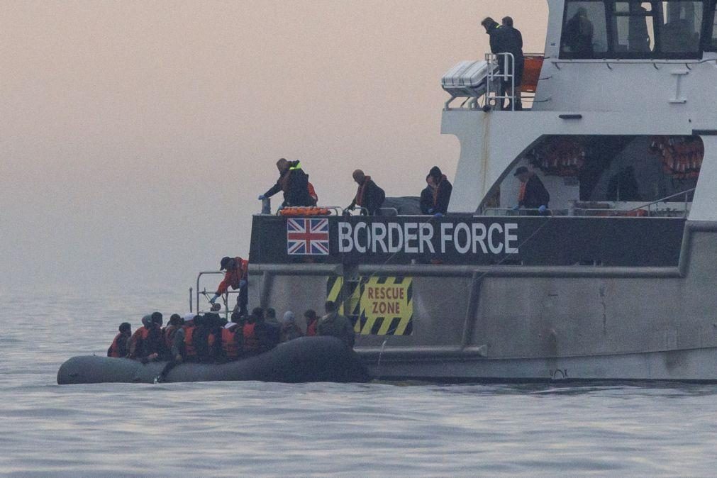 Pelo menos oito imigrantes morreram no Canal da Mancha a caminho do Reino Unido