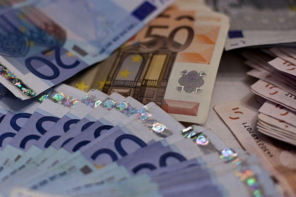 Euro recua mas mantém-se acima de 1,11 dólares