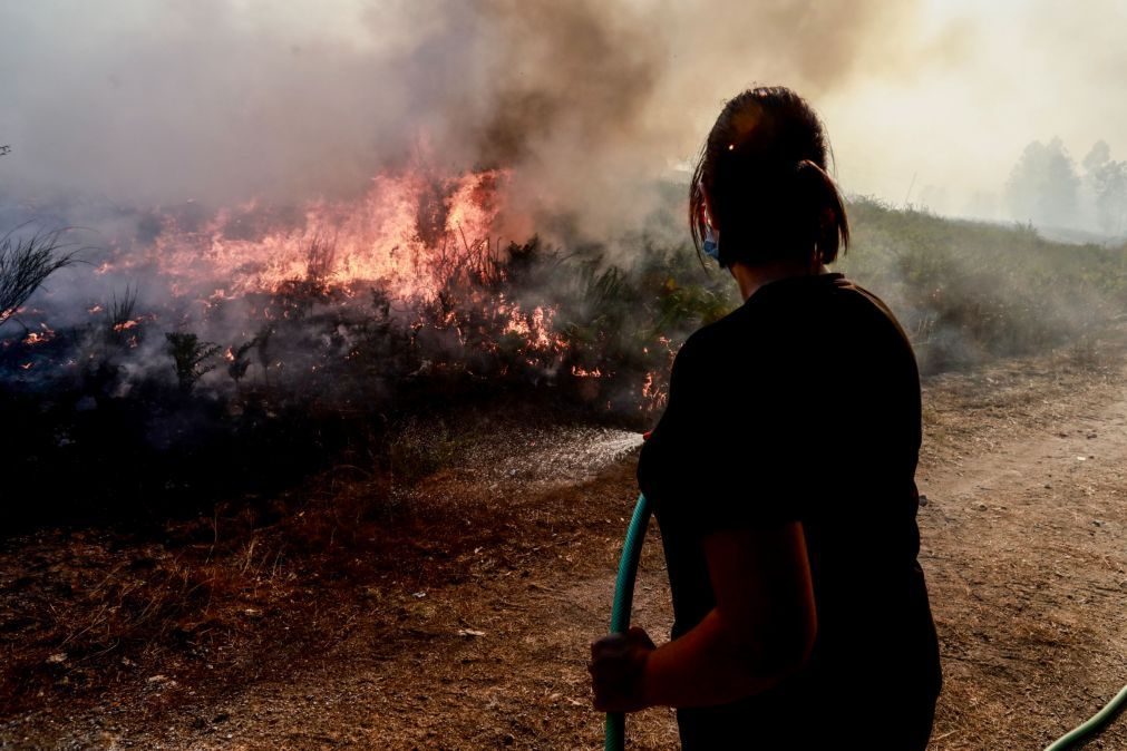 Combate às chamas em Gondomar complicado e fogo com várias frentes