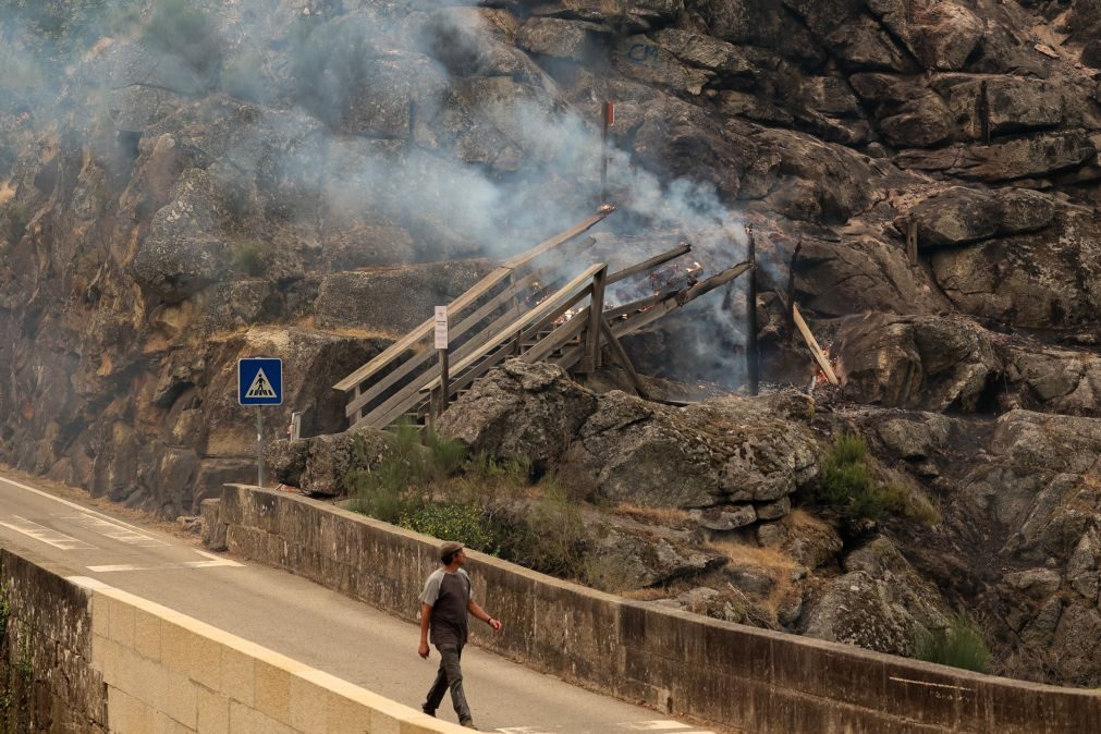 Arouca perdeu quase 2 km de passadiços e continua a arder com 