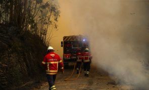 Incêndio continua a 