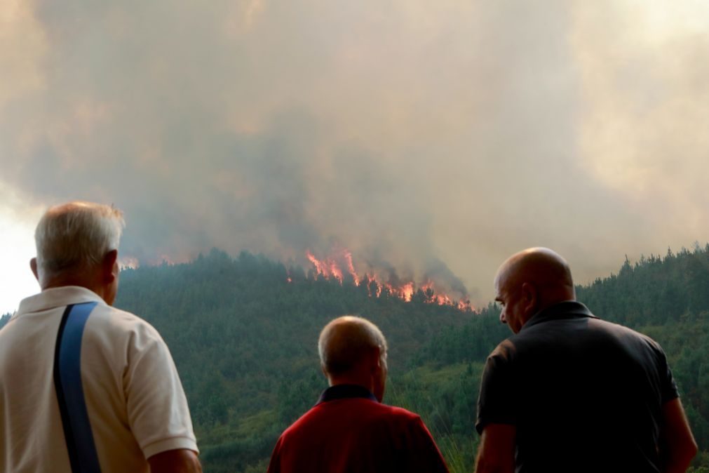 Situação ainda é complexa, mas chuva pode provocar deslizamentos nas zonas dos fogos