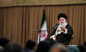 Ayatollah Khamenei apela a países muçulmanos a cortar laços económicos com Israel