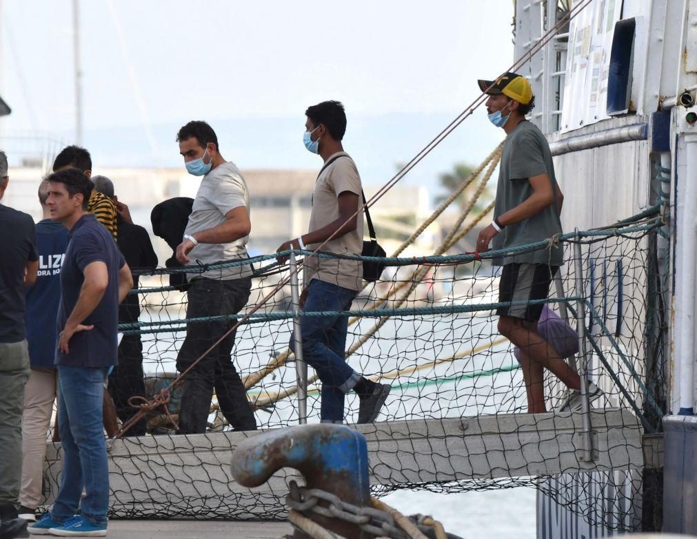 Centro de migrantes em Lampedusa está a acolher 750 migrantes após  últimas chegadas