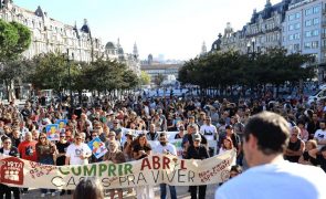 Centenas de pessoas concentradas no Porto para reclamar direito à habitação