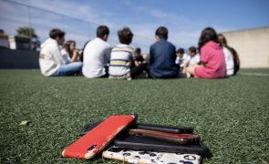 Uma em cada quatro escolas já limitou uso de 'smartphones'