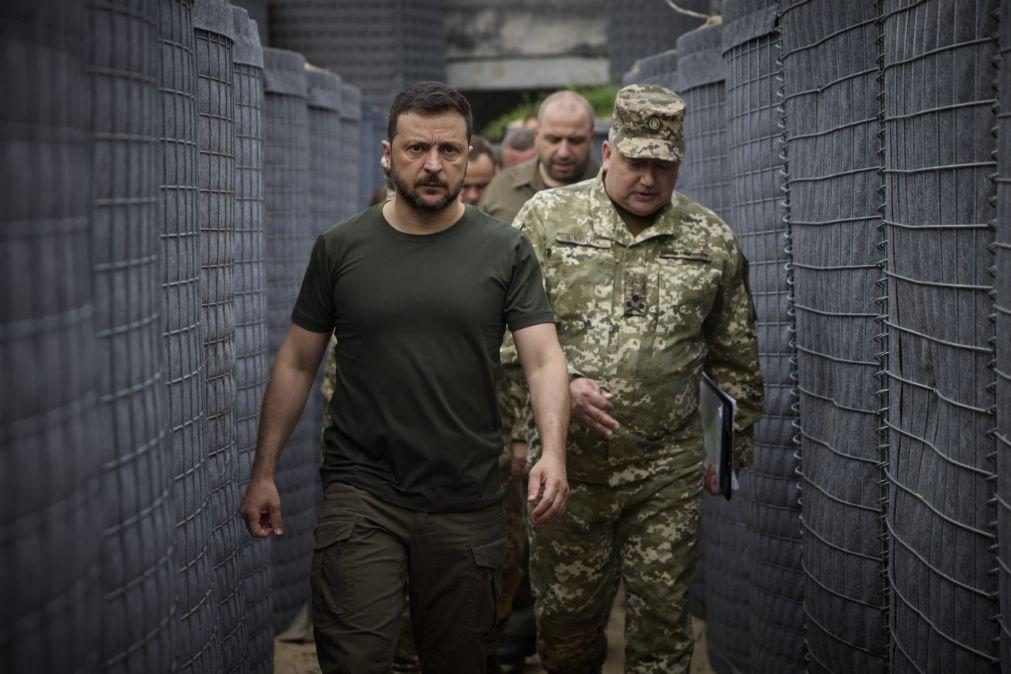 Zelensky visitou soldados que combatem na zona fronteiriça de Kursk