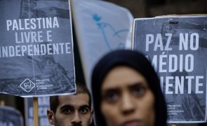 Centenas desafiam chuva no Porto para gritar que a 