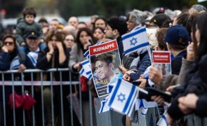 Milhares apoiam Israel e recordam reféns em Paris