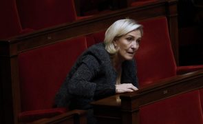 Marine Le Pen nega desvio de fundos do Parlamento Europeu perante tribunal francês