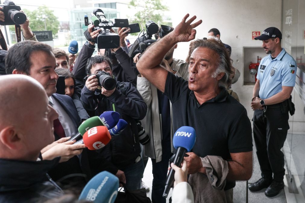 Lesado do BES confronta arguido Machado da Cruz à entrada do tribunal