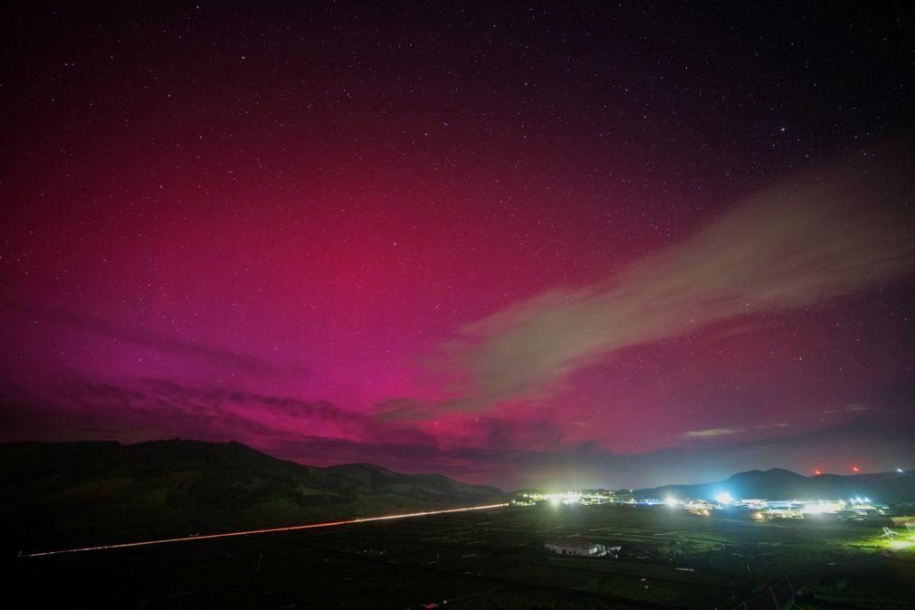 Novas tempestades solares fortes vão manter auroras boreais em locais menos habituais