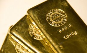 Onça troy de ouro alcança novo máximo histórico de 2.685,74 dólares