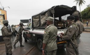 Polícia moçambicana lança gás lacrimogéneo para disperar manifestação em Maputo