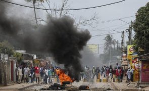 Pneus em chamas, fumo negro e cheiro a gás lacrimogéneo em Maputo