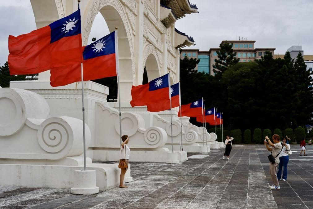 Alta diplomata dos Estados Unidos visita Taiwan após críticas de Trump à ilha