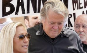 Steve Bannon, antigo conselheiro de Donald Trump, foi libertado da prisão