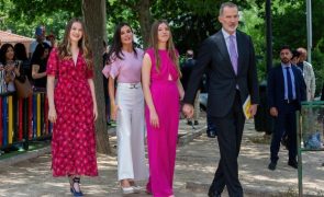 Letizia  - Destaca-se das filhas ao optar por vestido preto… nada básico!