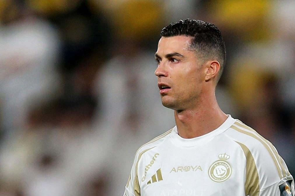 Cristiano Ronaldo falha penálti decisivo e parte telemóvel a criança