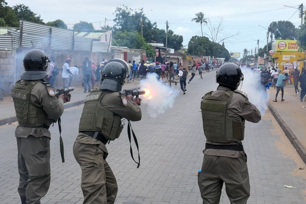 Polícia moçambicana dispersa manifestação entre tensão e tentativas de negociação