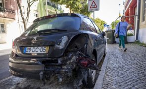 Jovens danificam carros e porta de prédio em Moinhos da Funcheira, Amadora