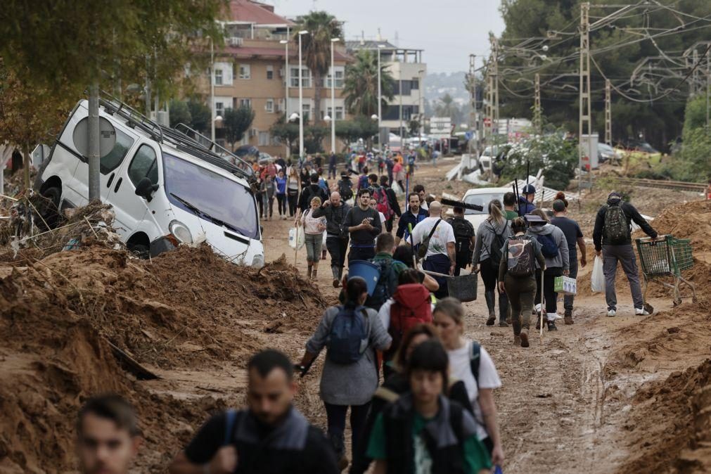 Espanha reforça militares no terreno em Valência para resgatar corpos e abastecer populações