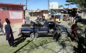 Bomba contra a polícia no Paquistão mata 8 pessoas, incluindo 5 crianças