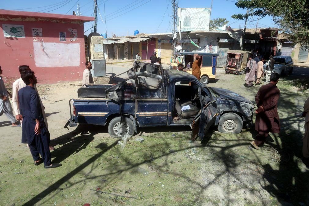 Bomba contra a polícia no Paquistão mata 8 pessoas, incluindo 5 crianças