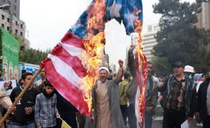 Centenas de iranianos saem à rua para celebrar o aniversário da crise dos reféns de 1979