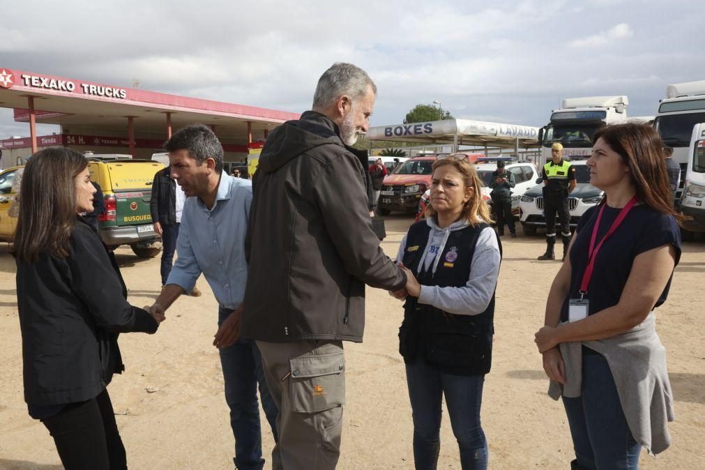 Rei Felipe VI recebido com apupos e insultos em Paiporta