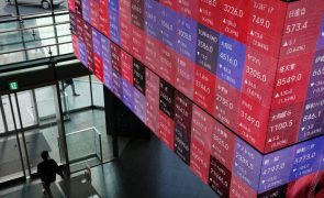 Bolsa de Tóquio fecha a ganhar 2,61%